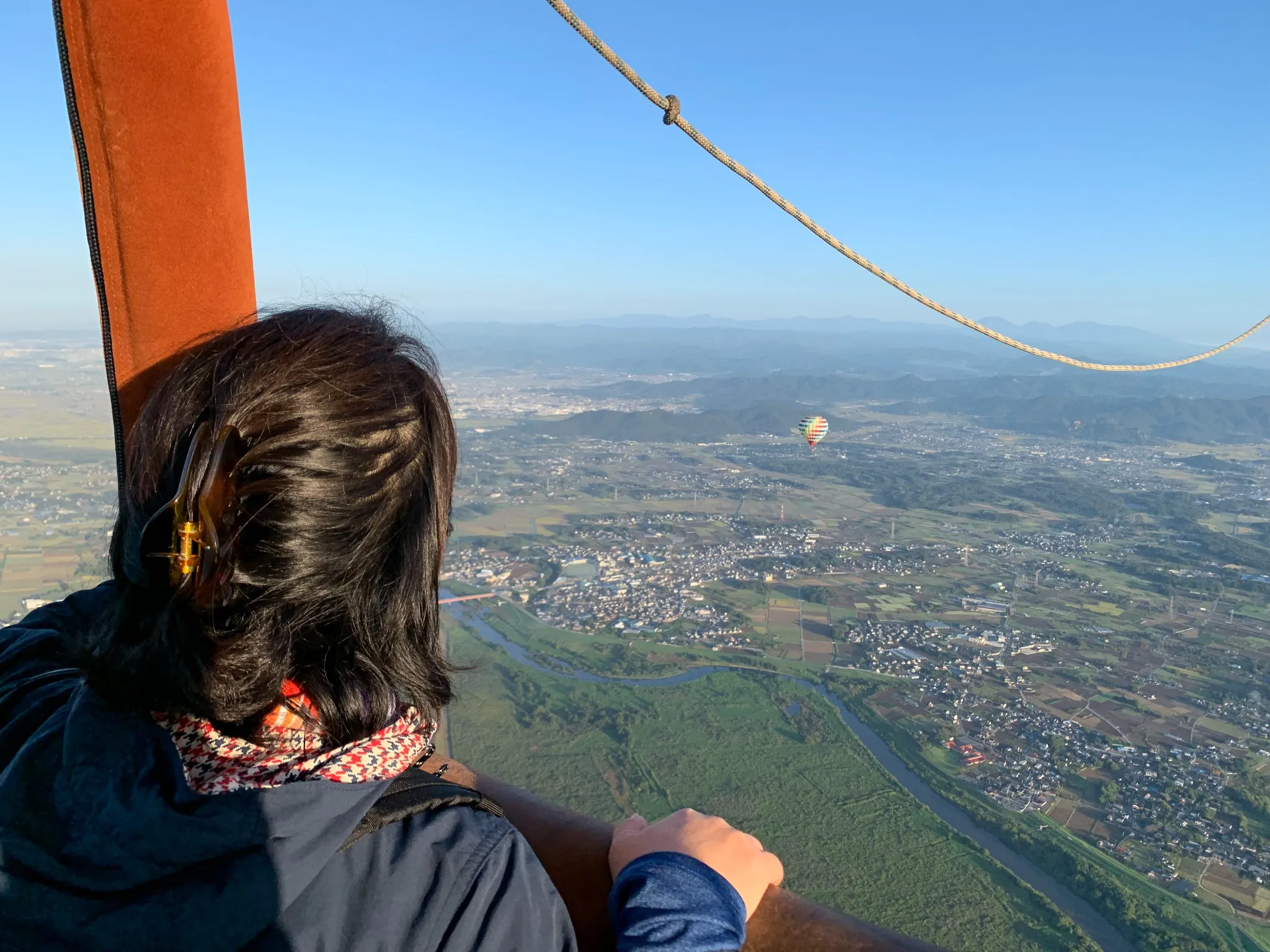 富士山の近くを飛行する気球