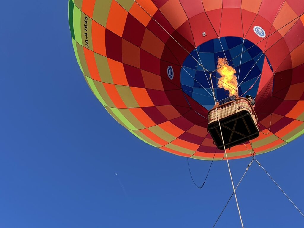 晴天の中、飛行する気球