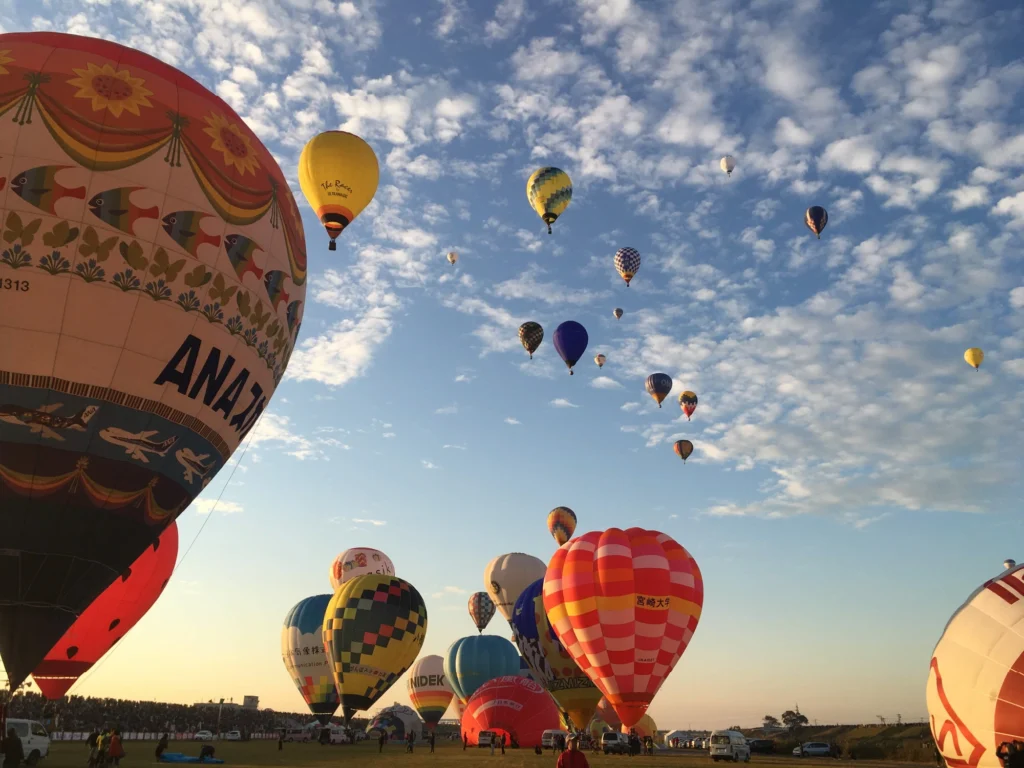 たくさんの気球が飛行する写真